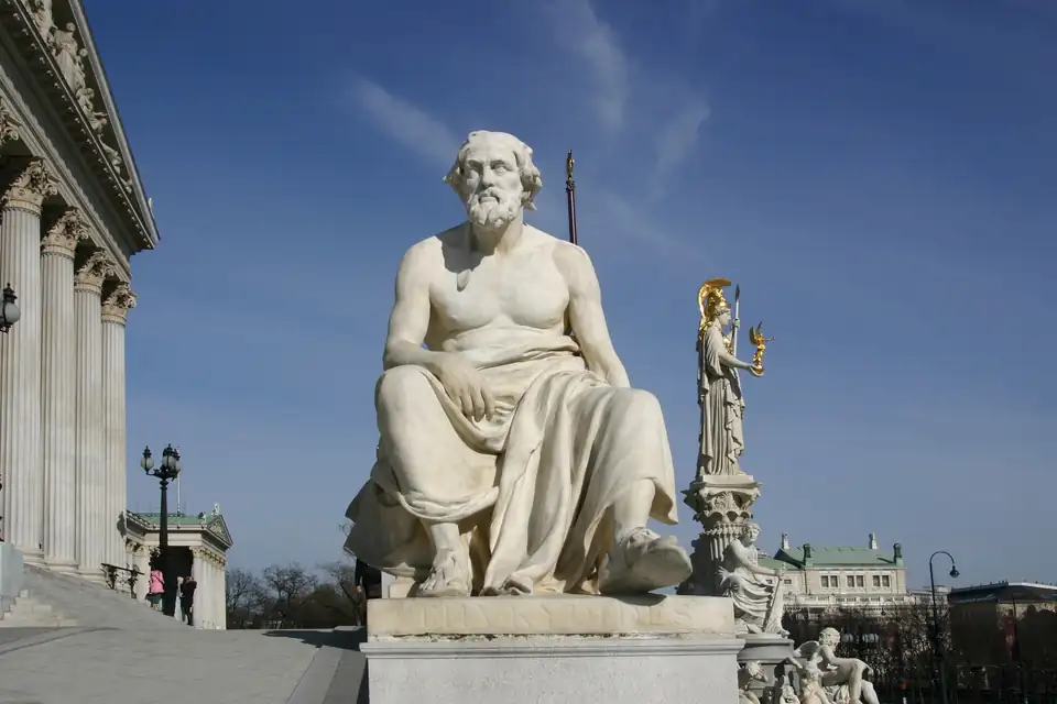 Beeld van de geschiedschrijver Thucydides, bij het parlementsgebouw in Wenen.