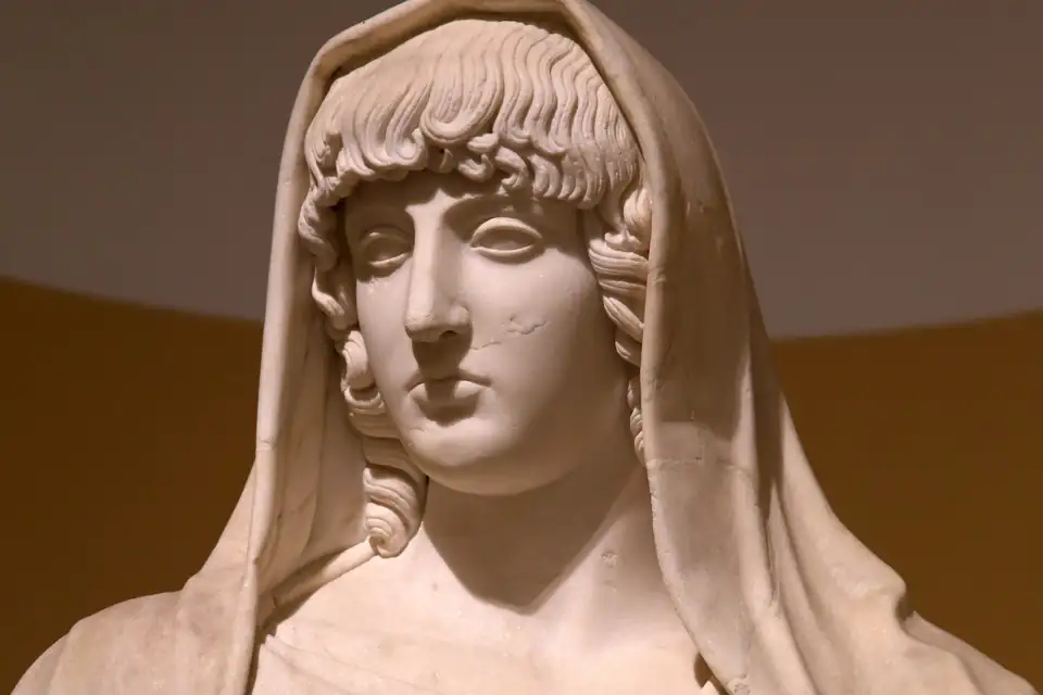 Antiek beeld van Hestia.