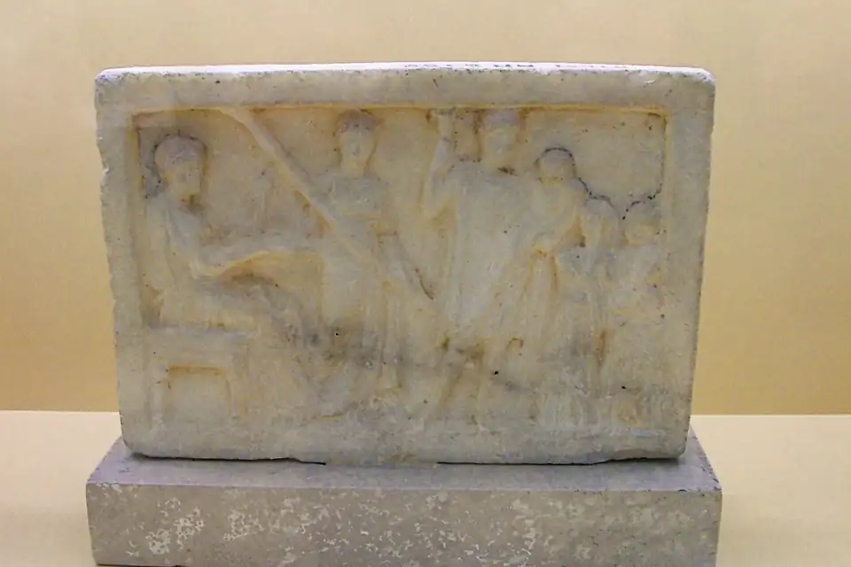 Antiek reliëf met Persephone.