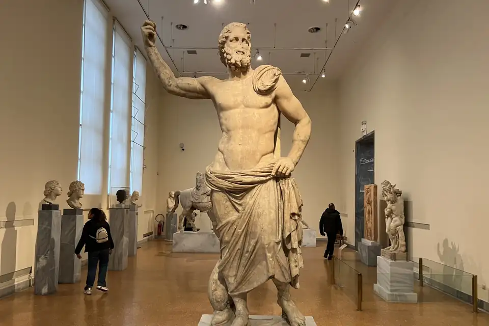 Antiek beeld van Poseidon.