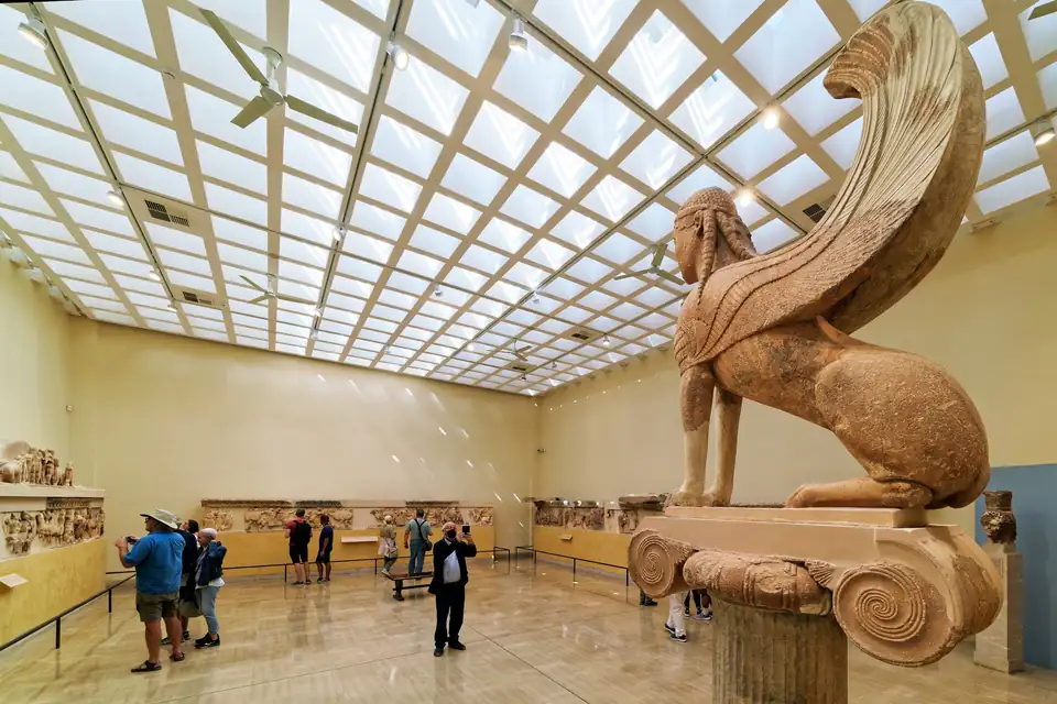 De Sfinx van Naxos, in het museum van Delphi.