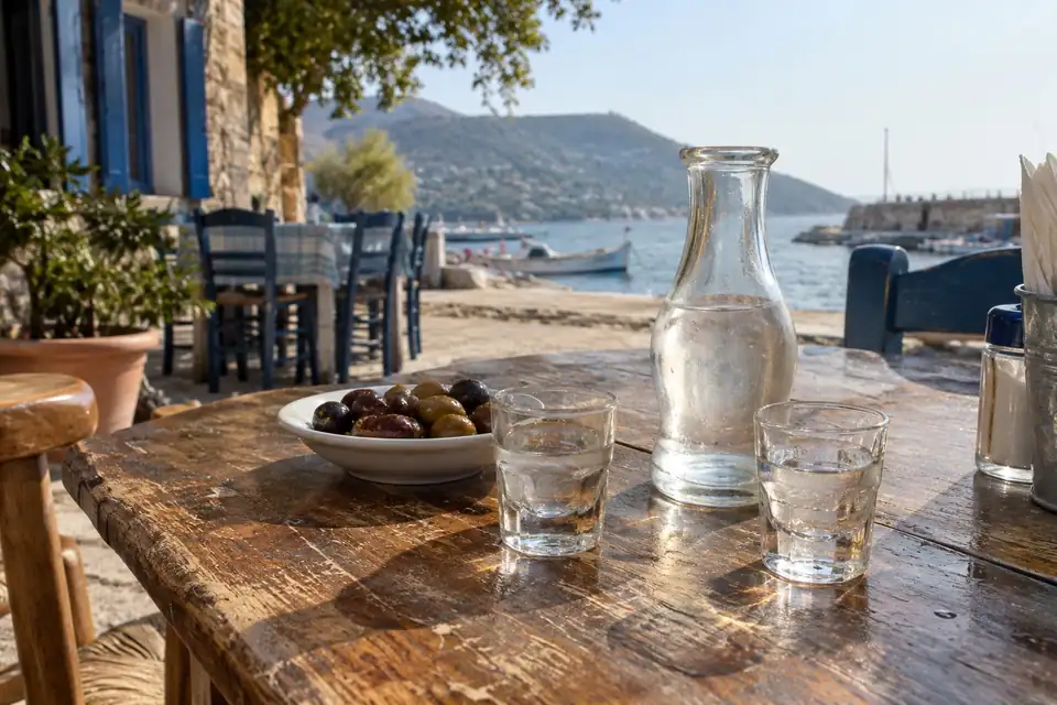 Beeld bij Raki en tsipouro.